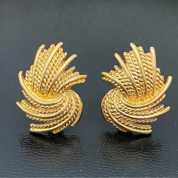 Vintage MONET Signed Gold-tone Wheat Spray Rope Feather Clip On Earrings - Picture 2 of 15